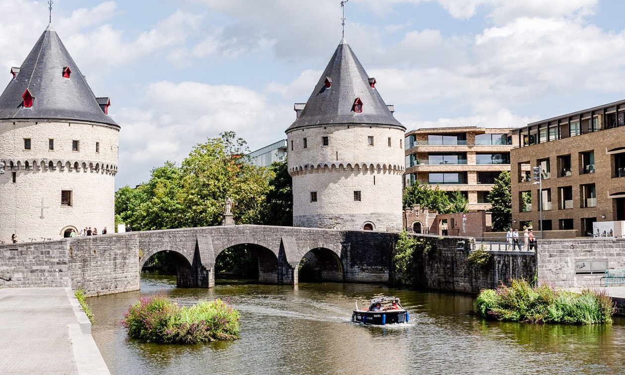 Rondvaart op de Leie (2 uur) + fles cava of huur speedboot + schipper + bubbels