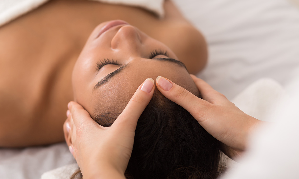 Massage naar keuze (30, 45 of 60 minuten) of led-maskerbehandeling (30 min) Massage naar keuze (30, 45 of 60 minuten) of led-maskerbehandeling (30 min)