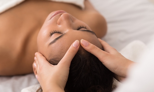 Massage naar keuze (30, 45 of 60 minuten) of led-maskerbehandeling (30 min)