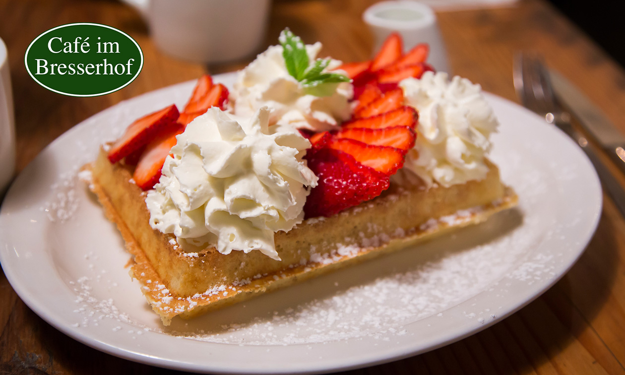 Waffelspezialität nach Wahl im Café im Bresserhof