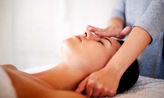 Reiki (ca. 90 Min.), Chakrenausgleich (ca.30-40 Min.) oder Schamanische Energiearbeit (ca.60 Min.)