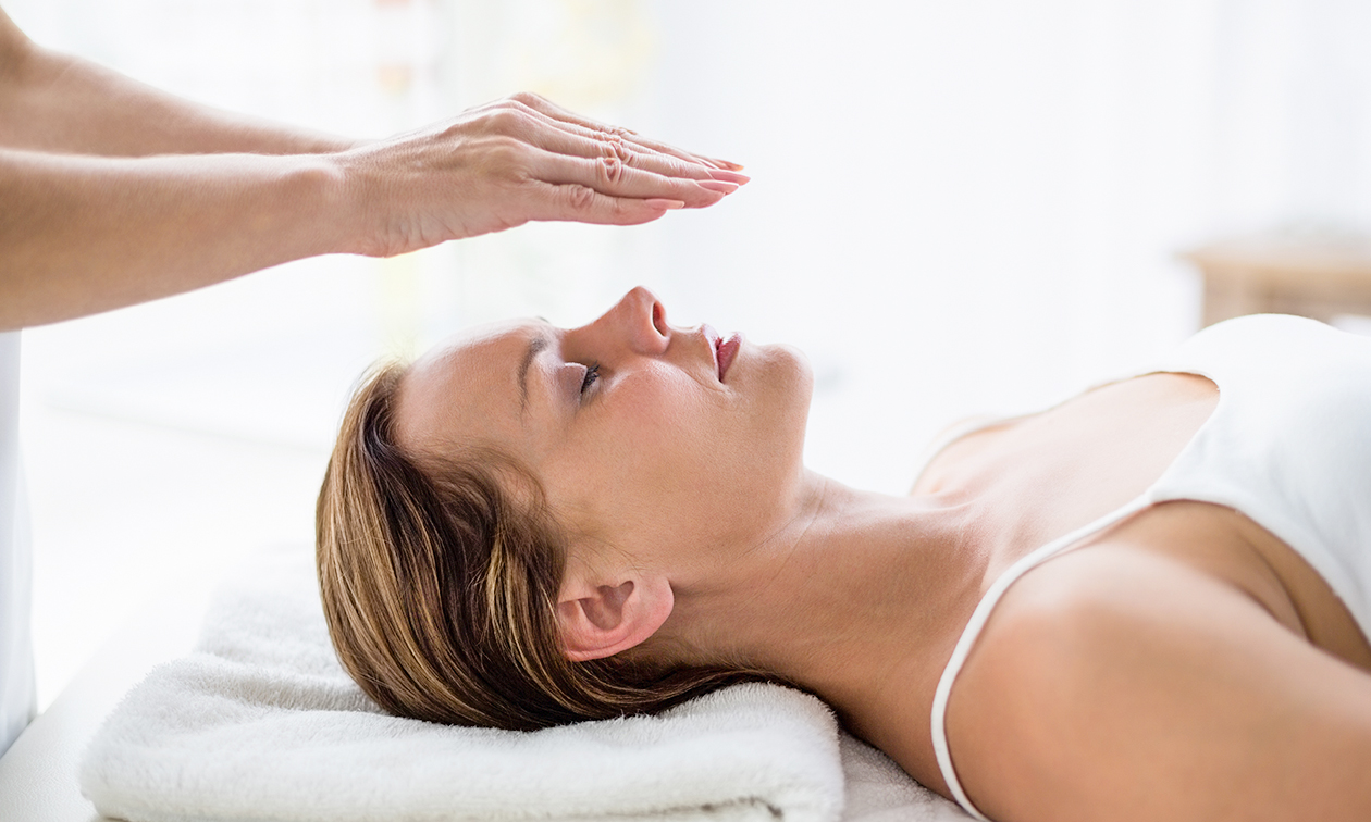 Reiki-behandeling (60 min) of -workshop (1,5 dag) Reiki-behandeling (60 min) of -workshop (1,5 dag)