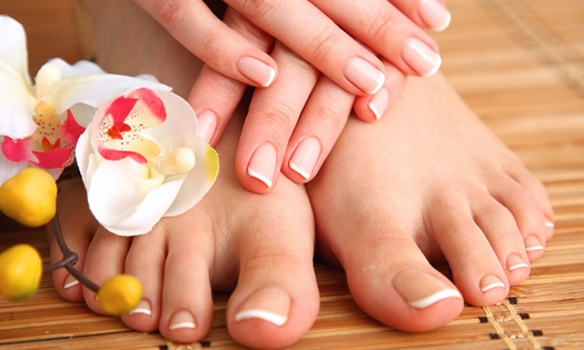 Spa-manicure- of spa-pedicurebehandeling evt. + nagel- of gellak