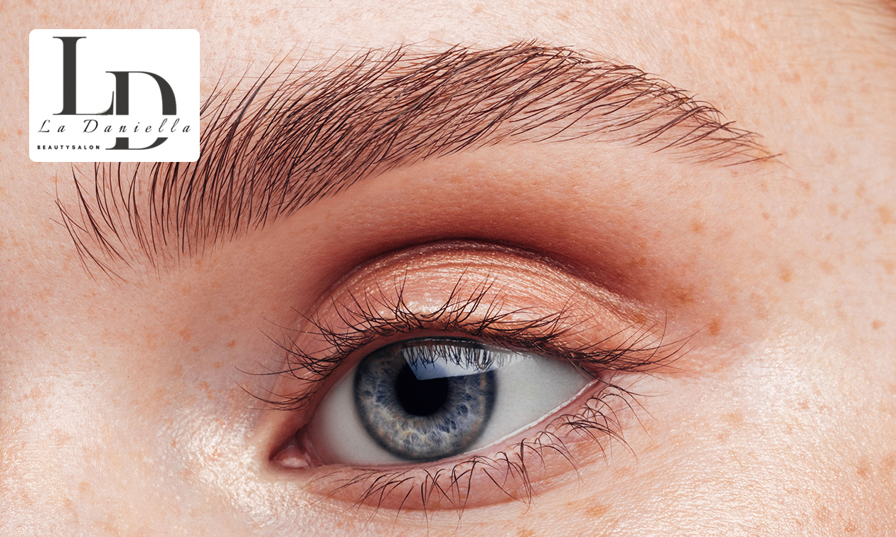 Wenkbrauwbehandeling naar keuze + evt. harsen bovenlip, kin, en/of kaak