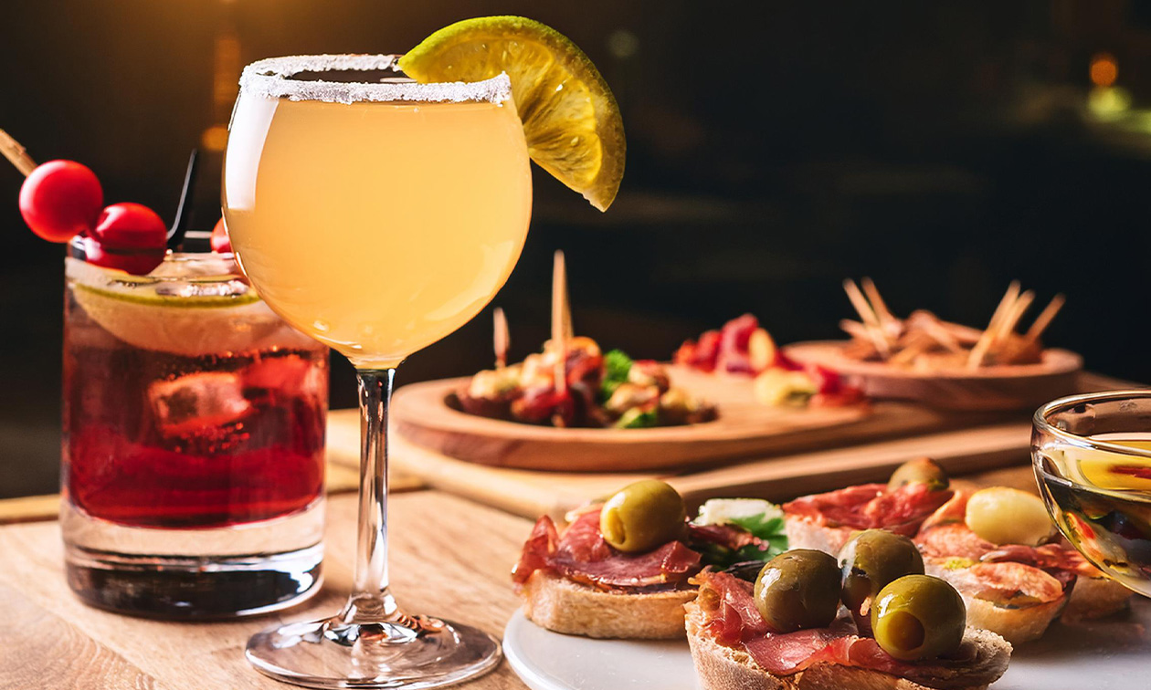 Buffet de tapas à partager + cocktail pour 2 personnes Buffet de tapas à partager + cocktail pour 2 personnes