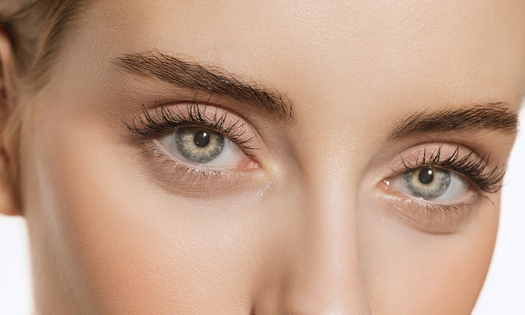 Wimpern- oder Augenbrauenlifting inkl. Färben oder Wimpernverlängerung nach Wahl