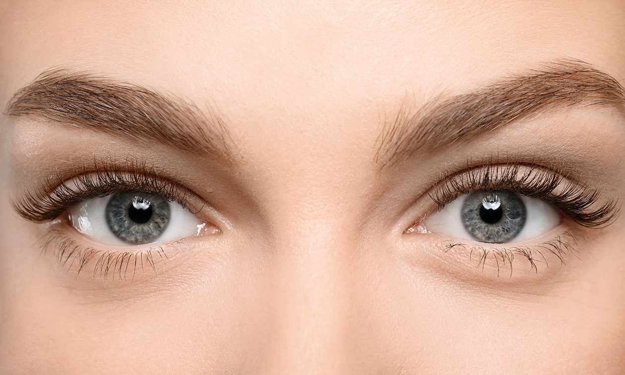 Wenkbrauw- of wimperbehandeling naar keuze