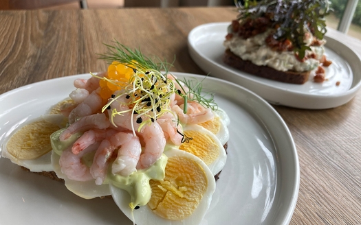 2 stykker smørrebrød på Alfa
