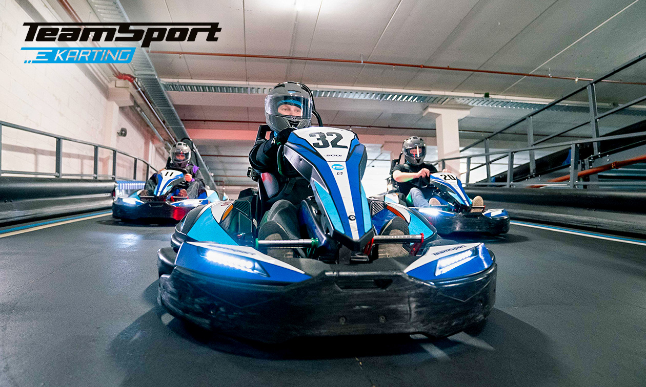 Karten (2 heats) in een elektrische kart + frisdrank + balaclava