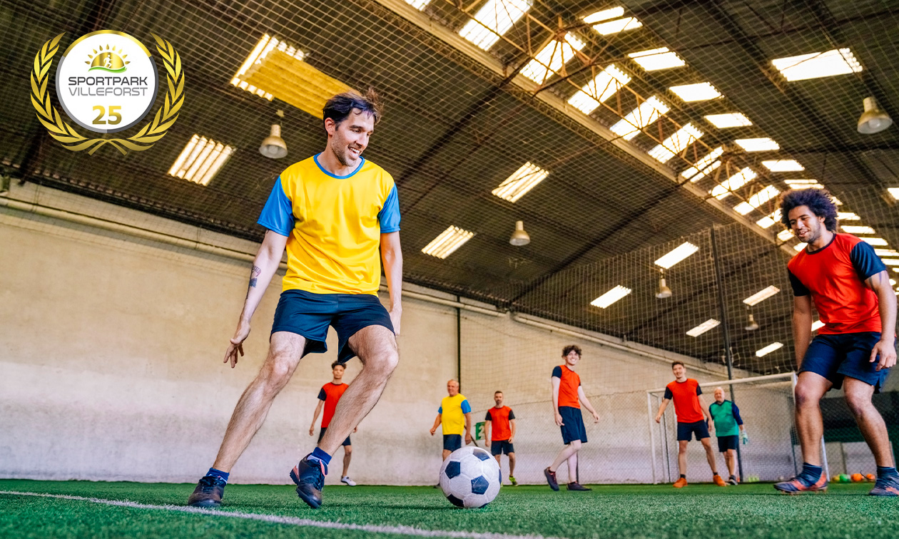 Soccerhalle (1 Stunde) für bis zu 12 Personen inkl. Leibchen & Ball